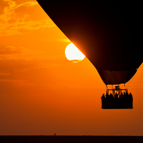 montgolfière survolant la savane tanzanie afrique